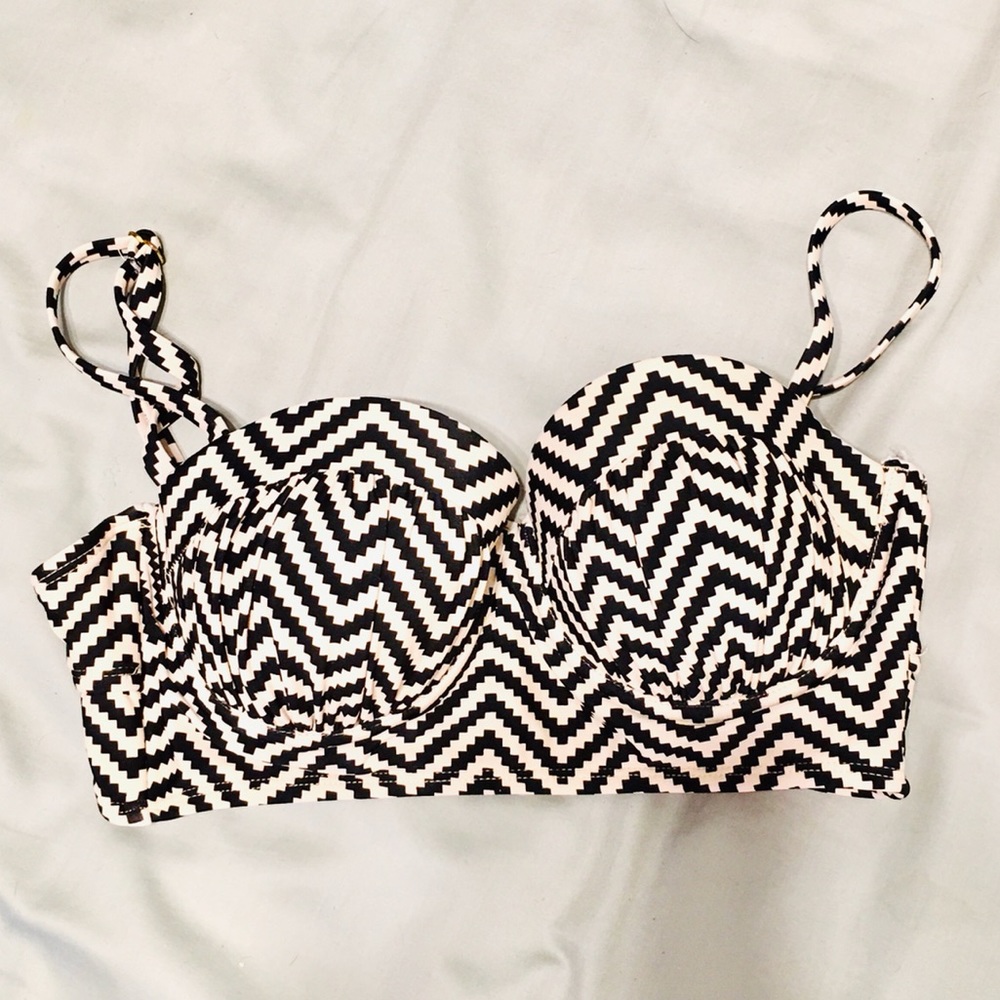 Super cute swim top🦓
